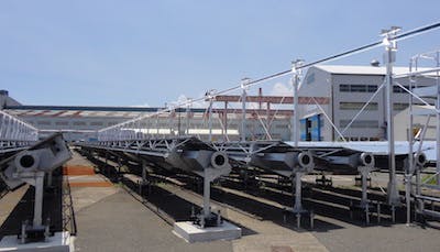 A Fresnel-type system heats water in a heat-collecting pipe by linearly concentrating light.