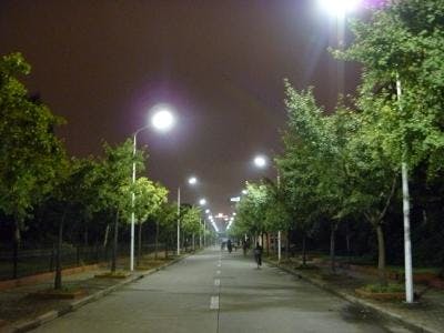To investigate the effect of LED streetlights on the discomfort glare perceived by drivers, researchers from China and the Netherlands devised a laboratory setup to mimic visual conditions on the road. This photo shows a road with LED streetlamp glare where the researchers validated their laboratory findings.