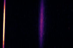Elastically scattered x-rays (bright yellow light) and scattered ones from plasmons (faint violet light). Credit: T. Gawne/CASUS Elastically scattered x-rays (bright yellow light) and scattered ones from plasmons (faint violet light). Credit: T. Gawne/CASUS