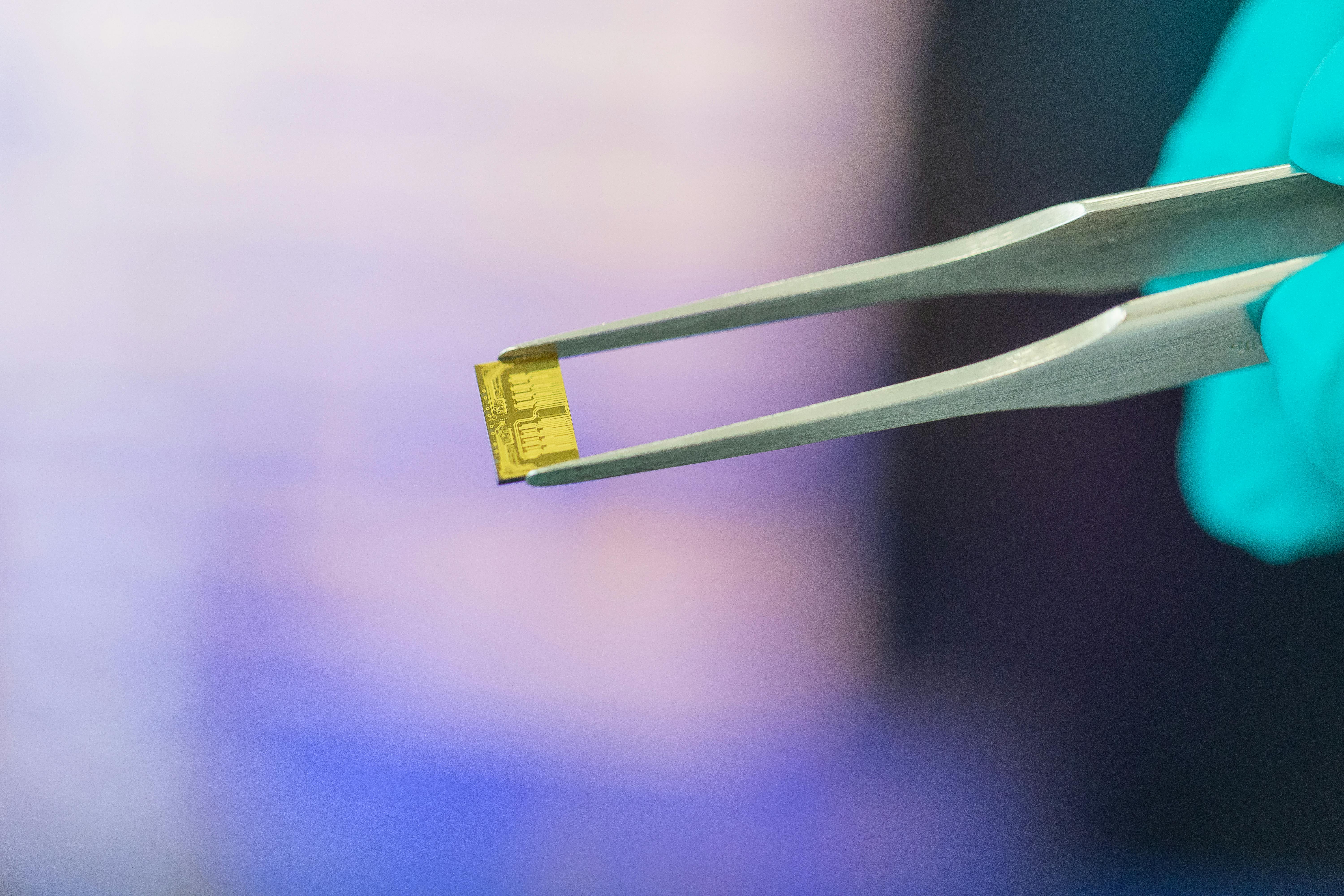 Scintil&rsquo;s LEAF Light addresses the fabric bottleneck in AI clusters by integrating multiple DWDM laser channels onto a single chip. Increasing bandwidth per fiber instead of fiber count enables higher edge bandwidth density and improved energy efficiency within copackaged optical architectures.