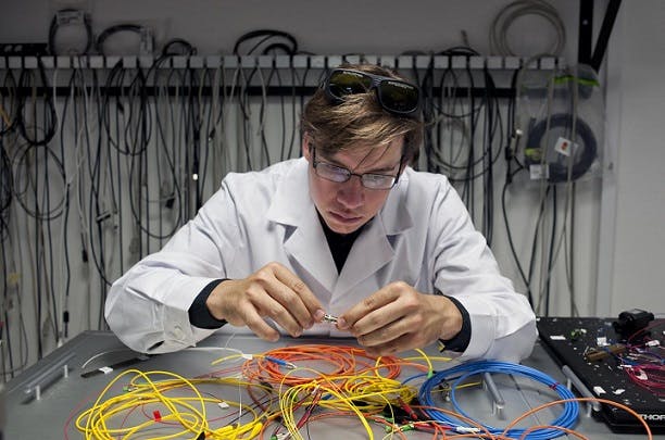 Scientists at the Institute of Experimental Physics, Faculty of Physics, University of Warsaw have created a fiber-optic-based femtosecond laser. Above: Ph.D. student Jan Szczepanek at the lab.