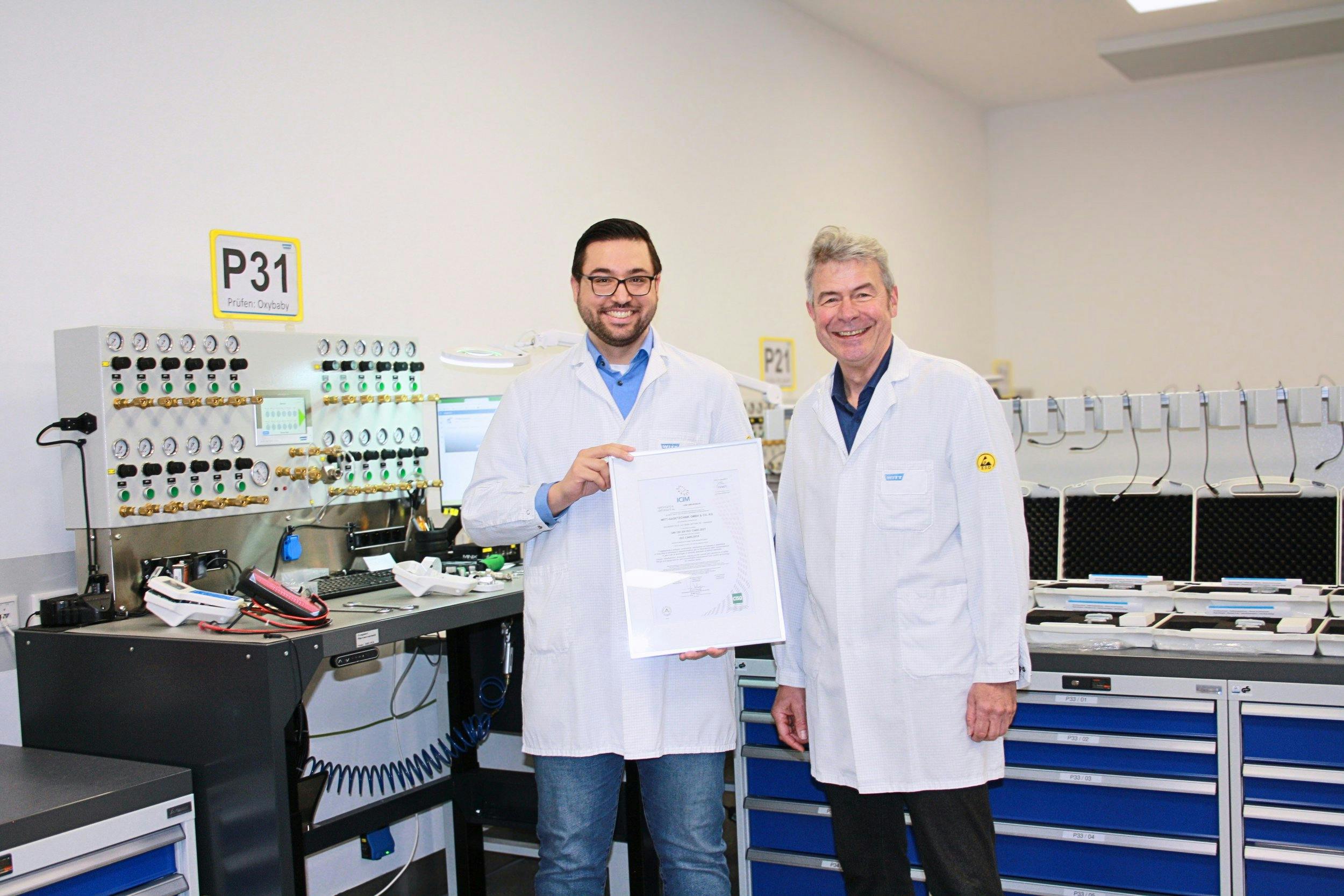 (from left) Christian Bothe (Quality Management Project Manager) and Martin Bender (Managing Director) are delighted with the certification in the newly opened Whiteroom.