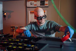 Pierre Luc Thériault, a Ph.D. student in engineering physics, aligns the team’s experimental setup. Pierre Luc Thériault, a Ph.D. student in engineering physics, aligns the team’s experimental setup.