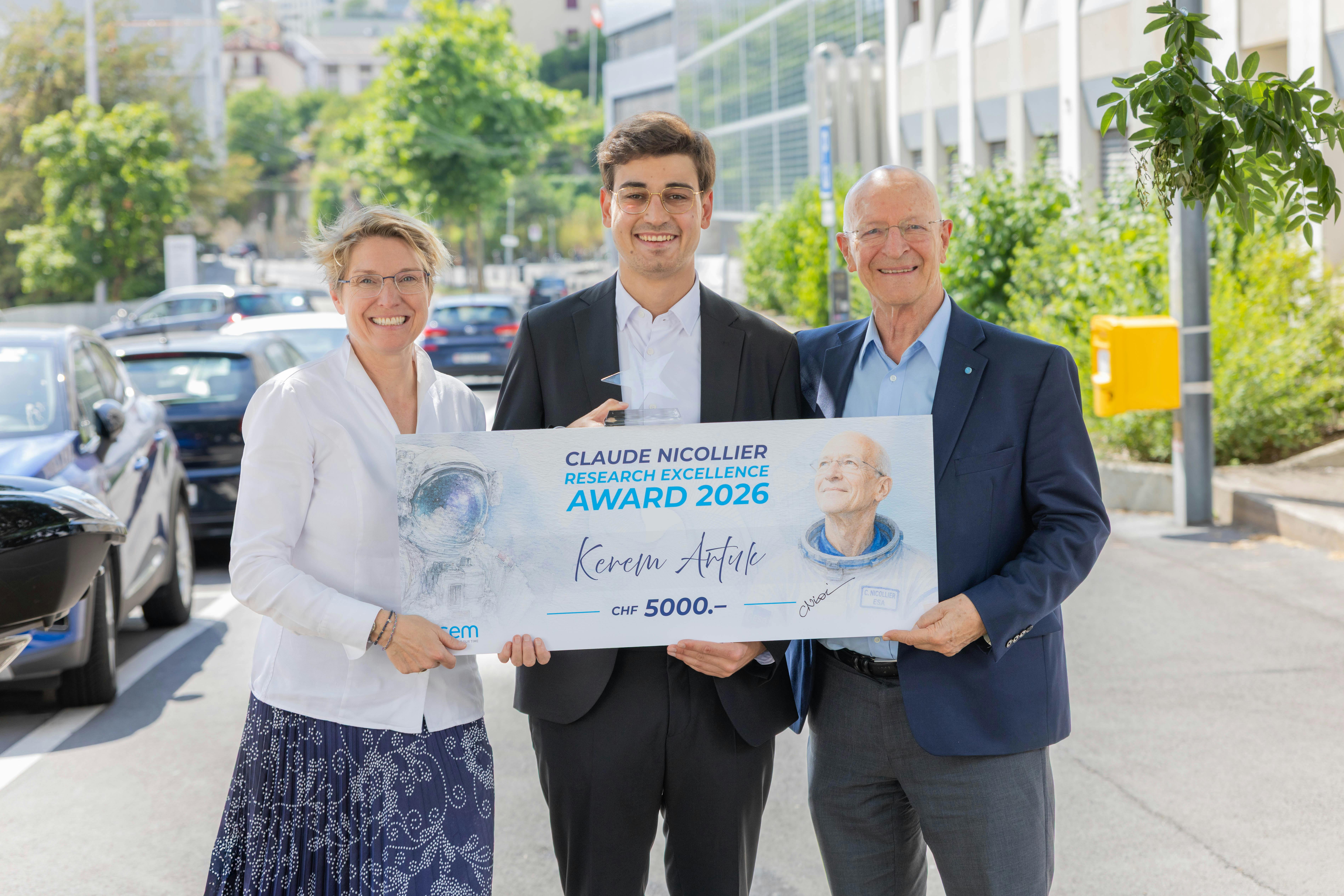 &copy; CSEM &ndash; From left to right, Andrea Dunbar (CTO, CSEM), Kerem Artuk (R&D Engineer, CSEM) and Claude Nicollier (former Chair of CSEM and Swiss astronaut).