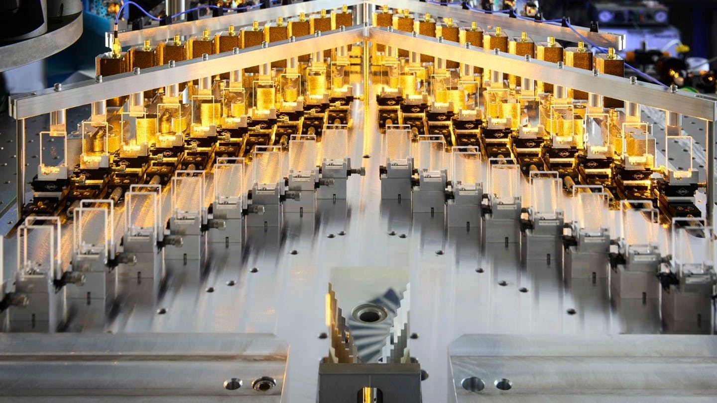 In an array consisting of 20 rows, each with 100 individually controllable laser foci, Rydberg atoms can be positioned at the required distance of 3.5 &micro;m from one another. To achieve this, the setup&mdash;comprising cascading beam splitters, acousto-optic deflectors, lenses, and mirrors&mdash;splits four initially incoming laser beams into 2,000 individually controllable beams.