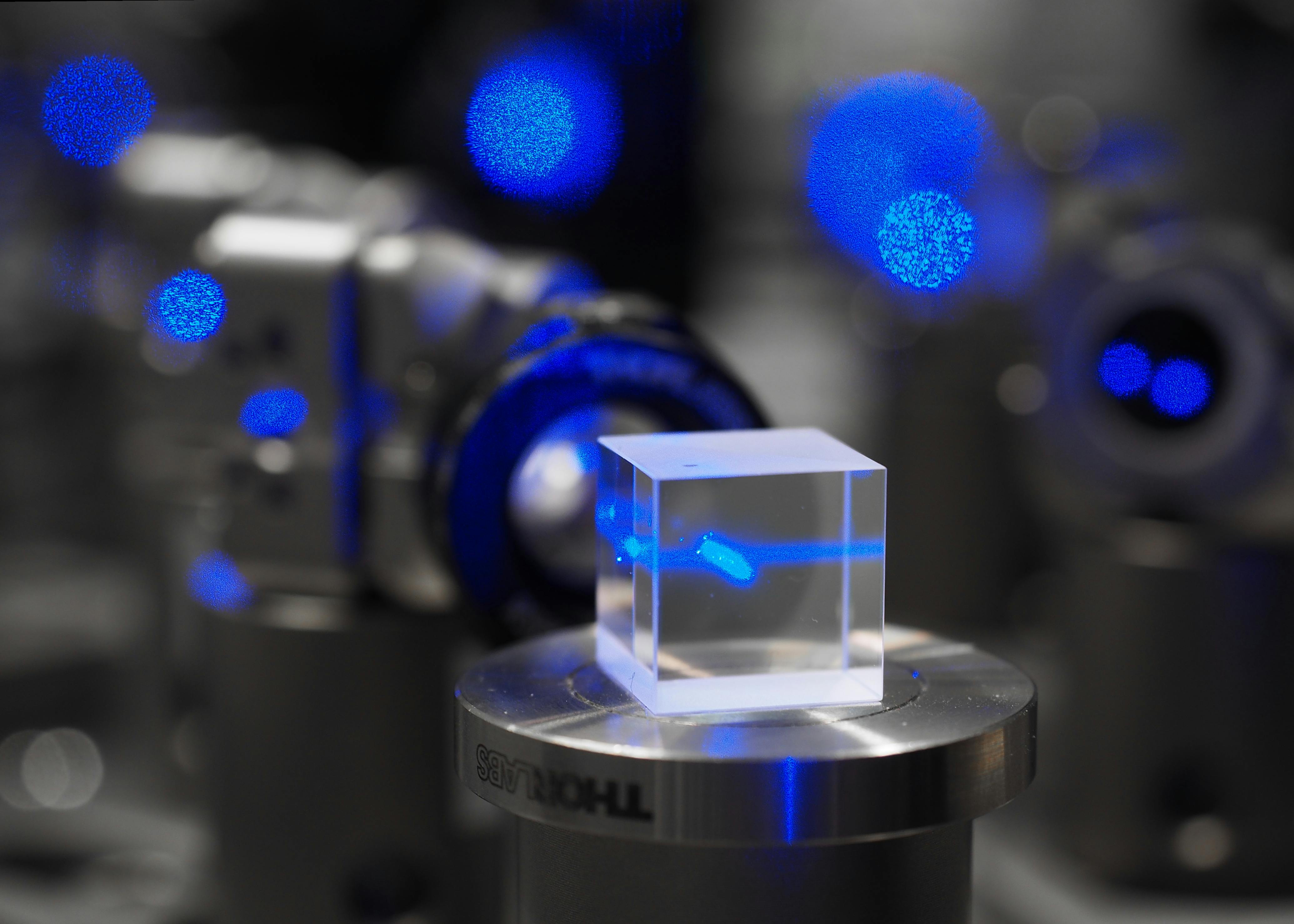 To build a quantum sensor, light must be prepared in a carefully controlled state where its frequency, polarization, and intensity are well controlled. The polarization of blue light is altered before it&rsquo;s used to cool the atoms to near absolute zero.