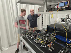 Marcus Albrechtsen (left) and Leonardo Midolo (right) with the cryogenic measurement setup at the Niels Bohr Institute.