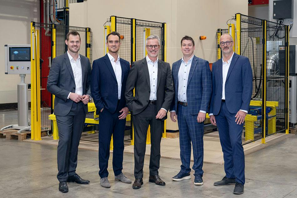managementteam-vor-laseranlage