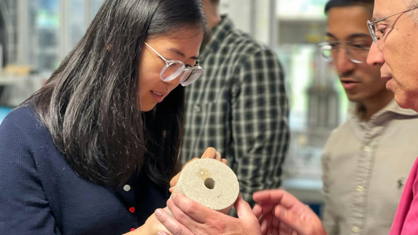 Dr. Yingwei Wu (left) is working on laser-based methods for the safe underground storage of hydrogen as part of the European research project HyCavern. A key focus is on the metallic lining of so-called lined rock caverns, as well as on protective coatings and joining processes designed to permanently protect the steel from the effects of hydrogen.