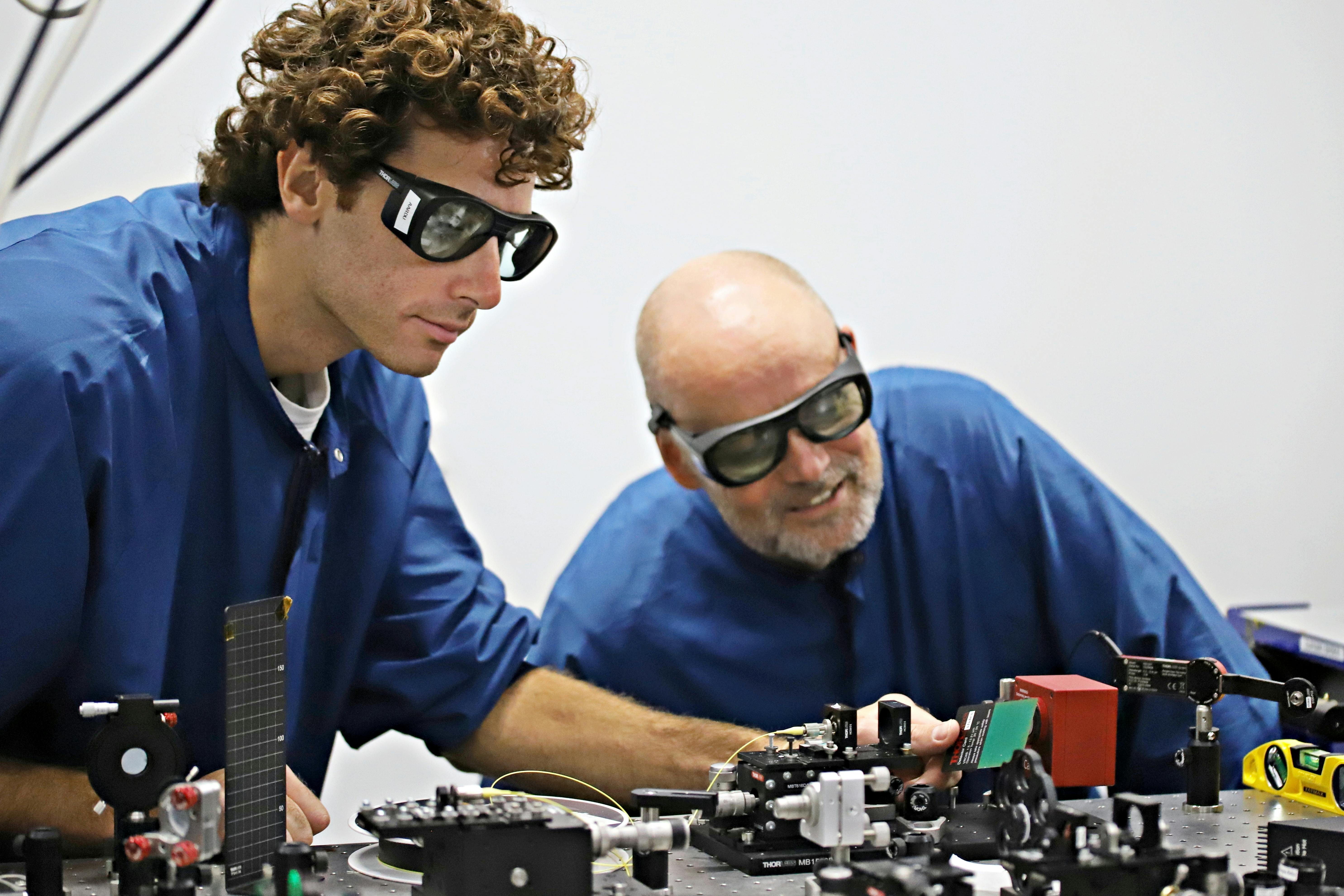 Andrea Arduin (left) and Professor Ole Bang, who heads the Fiber Sensors and Supercontinuum Group at DTU Electro, in the lab.