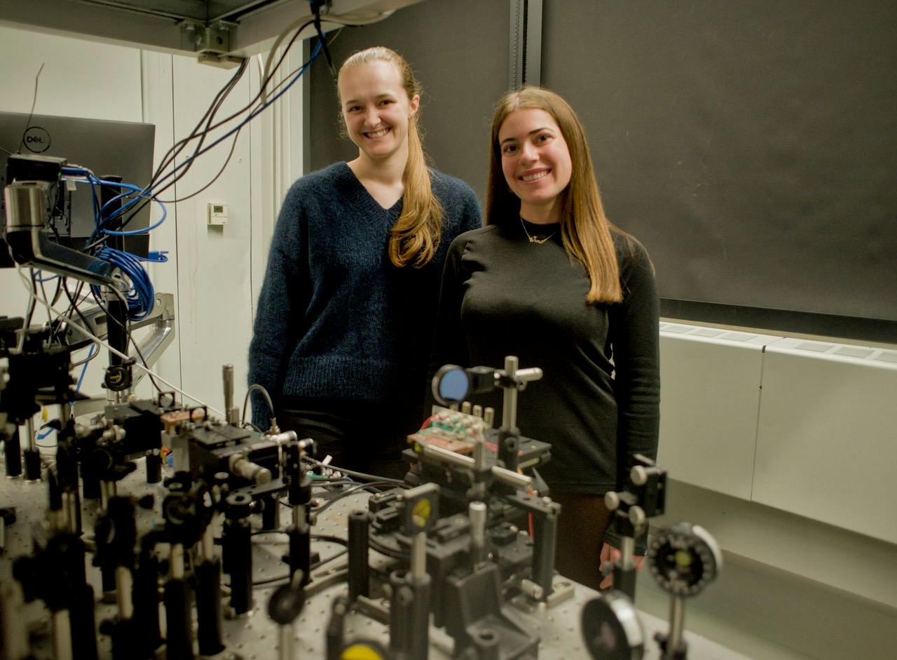 Pernille Undrum Fathi (left) and Irene Occhiodori (right) in the lab.