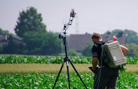 FIGURE 1. Hyperspectral imaging system operating in a field.